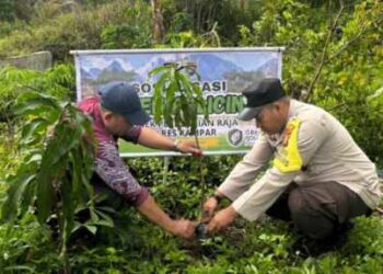 Bhabinkamtibmas Desa Lubuk Sakat Aipda Ismail Marzuki Sosialisasikan Penanaman Pohon 
