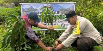 Bhabinkamtibmas Desa Lubuk Sakat Aipda Ismail Marzuki Sosialisasikan Penanaman Pohon