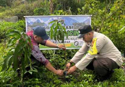 Bhabinkamtibmas Desa Lubuk Sakat Aipda Ismail Marzuki Sosialisasikan Penanaman Pohon