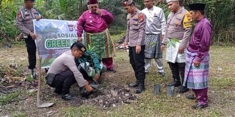 HUT Kabupaten Kampar Ke -76, Polsek Perhentian Raja Ajak Hijaukan Lingkungan