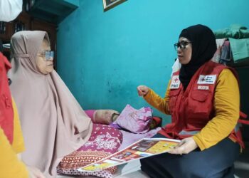 Dari Rumah Ke Rumah, PMI Jakarta Timur Promkes Kepada Warga Kampung Bayur