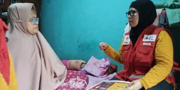 Dari Rumah Ke Rumah, PMI Jakarta Timur Promkes Kepada Warga Kampung Bayur