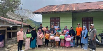 SMA Fourta Berbagi Bingkisan Di Kampung Jamur Konyel 