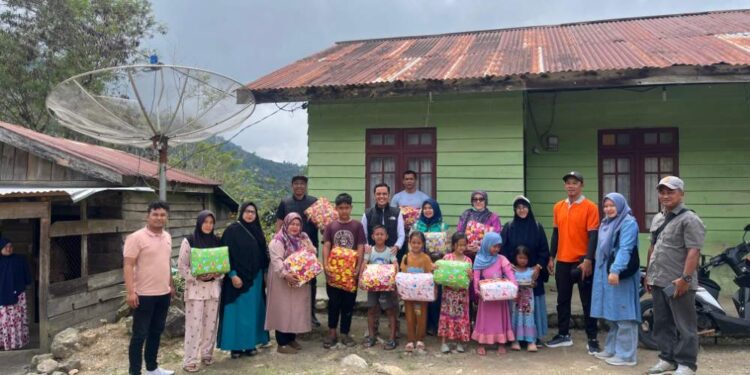 SMA Fourta Berbagi Bingkisan Di Kampung Jamur Konyel 