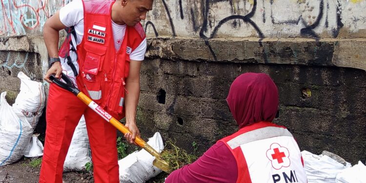 Relawan PMI Se-DKI Jakarta Turut Ambil Bagian Dalam Jaga Jakarta Bersih
