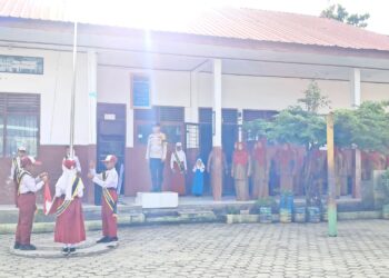 Bhabinkamtibmas Polsek Pangkalan Kuras Jadi Pembina Upacara, Sampaikan Pesan Disiplin ke Pelajar