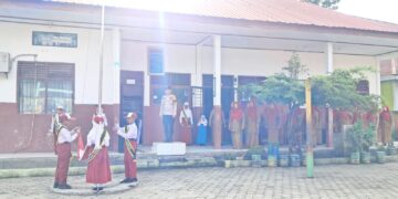 Bhabinkamtibmas Polsek Pangkalan Kuras Jadi Pembina Upacara, Sampaikan Pesan Disiplin ke Pelajar