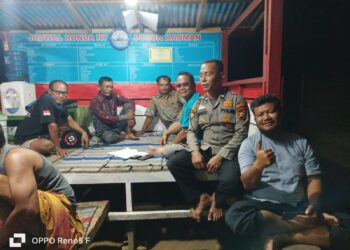 Cegah Premanisme hingga C3, Polsek Kerumutan Cek Pos Kamling Desa Beringin Makmur