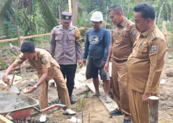 Bhabinkamtibmas Polsek Bunut Hadiri Peletakan Batu Pertama Rumah Layak Huni Bantuan Baznas
