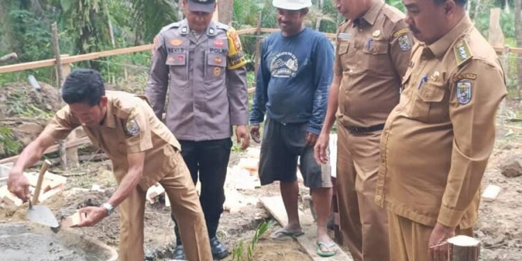 Bhabinkamtibmas Polsek Bunut Hadiri Peletakan Batu Pertama Rumah Layak Huni Bantuan Baznas