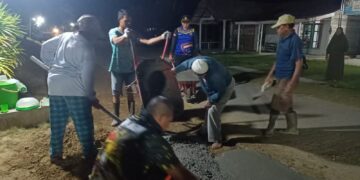 Kapolsek Kerumutan Bersama Warga Gotong Royong Bangun Bahu Jalan Desa Beringin Makmur