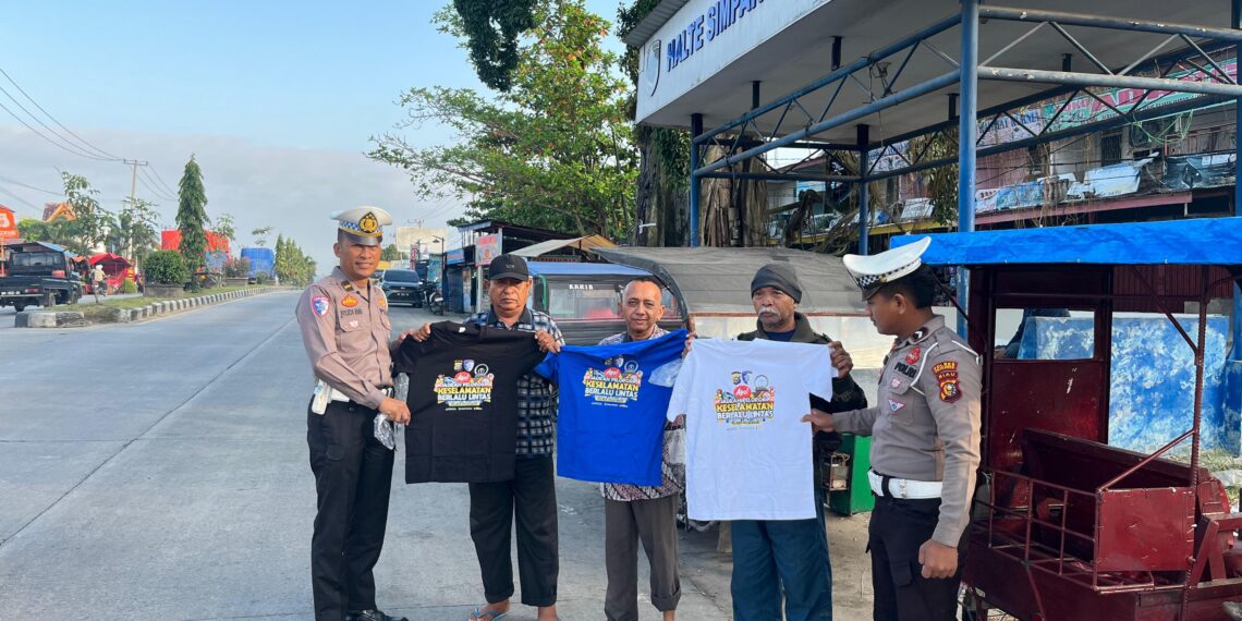 Dorong Kesadaran Pengguna Jalan, Polsek Pangkalan Kuras Bagikan Baju Tertib Lalu Lintas