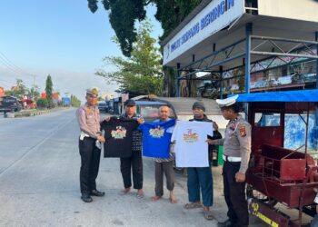 Dorong Kesadaran Pengguna Jalan, Polsek Pangkalan Kuras Bagikan Baju Tertib Lalu Lintas