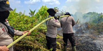Hari Kelima Pendinginan, Tim Karhutla Kuala Kampar Padamkan Hotspot di Sungai Upih
