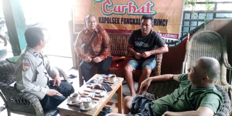 Polsek Pangkalan Kerinci Gelar Jumat Curhat, Perkuat Komunikasi dan Sinergi Jaga Kamtibmas