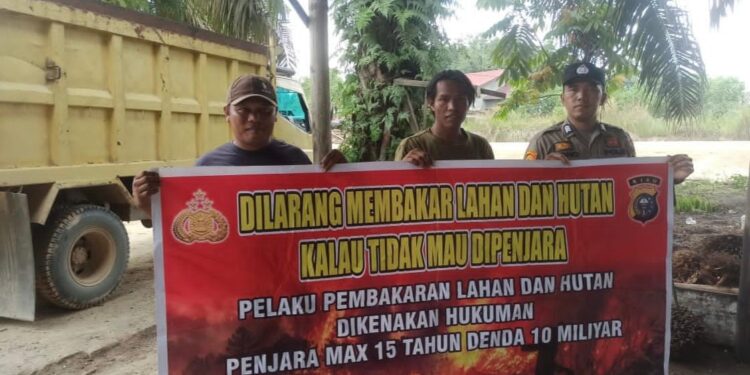 Polisi Sosialisasikan Larangan Bakar Hutan dan Lahan di Desa Segati Pelalawan