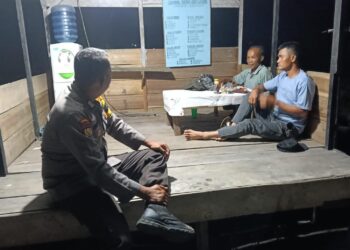 Polsek Kerumutan Cek Pos Kamling, Perkuat Harkamtibmas di Desa Banjar Panjang