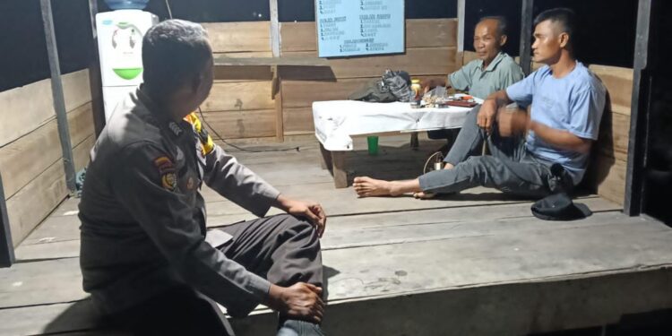 Polsek Kerumutan Cek Pos Kamling, Perkuat Harkamtibmas di Desa Banjar Panjang