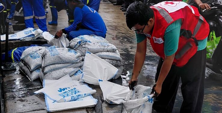 Wujudkan Lingkungan Sehat, PMI Salurkan Alat Kebersihan Dan Promkes Dalam Aksi “Jaga Jakarta Bersih”