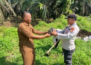 Polsek Ukui Tanam Mangga dan Matoa di SDN 002, Wujud Nyata Green Policing 2026 diwilayah hukumnya