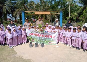 Polsek Kerumutan Tanam Bibit Pohon di TK Negeri Pembina, Wujud Dukungan Pelestarian Lingkungan