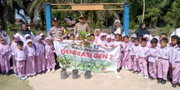 Polsek Kerumutan Tanam Bibit Pohon di TK Negeri Pembina, Wujud Dukungan Pelestarian Lingkungan