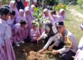 Polsek Kerumutan Tanam Bibit Pohon di TK Negeri Pembina, Dukung Program Penghijauan