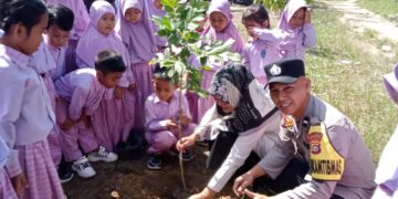 Polsek Kerumutan Tanam Bibit Pohon di TK Negeri Pembina, Dukung Program Penghijauan