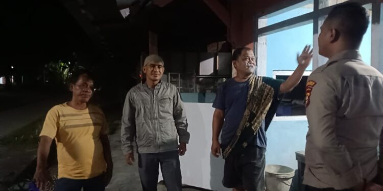 Bhabinkamtibmas Polsek Kerumutan Cek Pos Kamling, Ajak Warga Aktif Jaga Kamtibmas