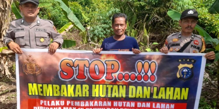 Polsek Teluk Meranti Sebarkan Maklumat Kapolda Riau, Edukasi Warga Cegah Karhutla