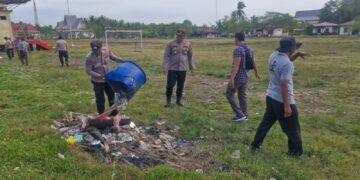 Polsek Kuala Kampar dan Forkopimcam Gotong Royong Bersihkan Lingkungan, Tindak Lanjut Arahan Presiden Soal Sampah