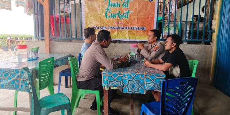 Polsek Pangkalan Lesung Sampaikan Himbauan Kamtibmas Lewat Program Jumat Curhat