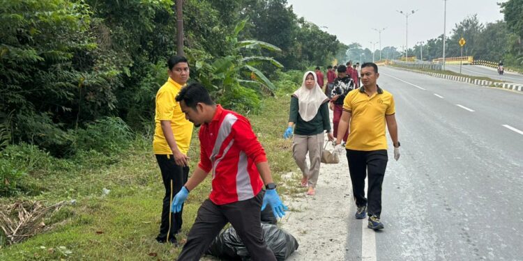Gelar Aksi ‘Jum’at Bersih Tegas Soal Kebersihan, Kapolsek Tambang: Pembuang Sampah Sembarangan Bisa Diserahkan ke Satpol PP
