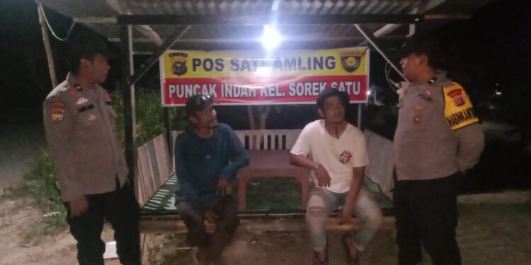 Sambangi Pos Kamling, Polisi Pangkalan Kuras Ajak Warga Aktif Jaga Keamanan Lingkungan