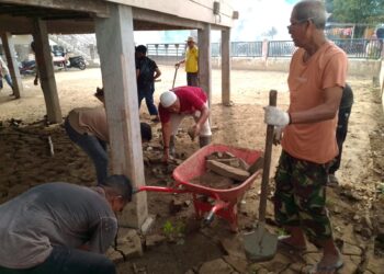 Masyarakat Bersama Aparatur Gampong Hagu Gotong Royong Menyambut Ramadhan