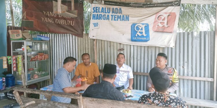 Bhabinkamtibmas dan Kades Angkasa Sambangi Warga, Sosialisasi Bahaya Narkoba hingga KUHP Baru