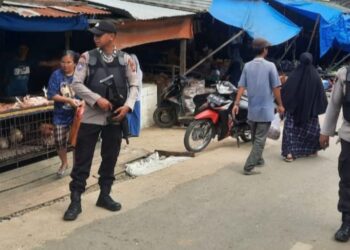 Polsek Ukui Hadir di Pasar, Pastikan Aktivitas Jual Beli Aman dan Kondusif