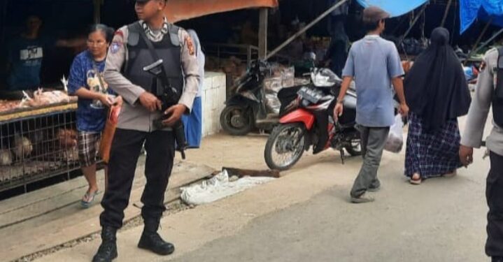 Polsek Ukui Hadir di Pasar, Pastikan Aktivitas Jual Beli Aman dan Kondusif