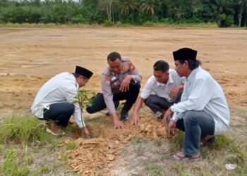 Polsek Kerumutan Tanam Bibit Pohon Dukung Program Green Policing Kapolda Riau