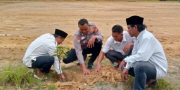 Polsek Kerumutan Tanam Bibit Pohon Dukung Program Green Policing Kapolda Riau