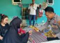 Bhabinkamtibmas dan Kades Ini Sambang Warga, Bagikan Kuis Berhadiah