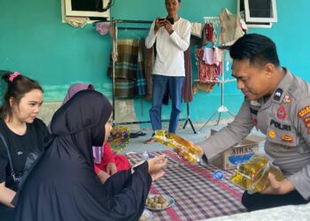 Bhabinkamtibmas dan Kades Ini Sambang Warga, Bagikan Kuis Berhadiah