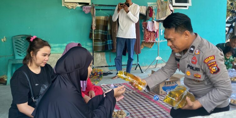 Bhabinkamtibmas dan Kades Ini Sambang Warga, Bagikan Kuis Berhadiah