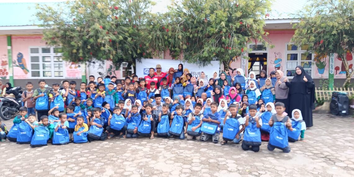 PMI Bersama Plan Indonesia Salurkan 109 School Kit Di SD Delung Tue