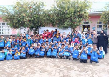 PMI Bersama Plan Indonesia Salurkan 109 School Kit Di SD Delung Tue