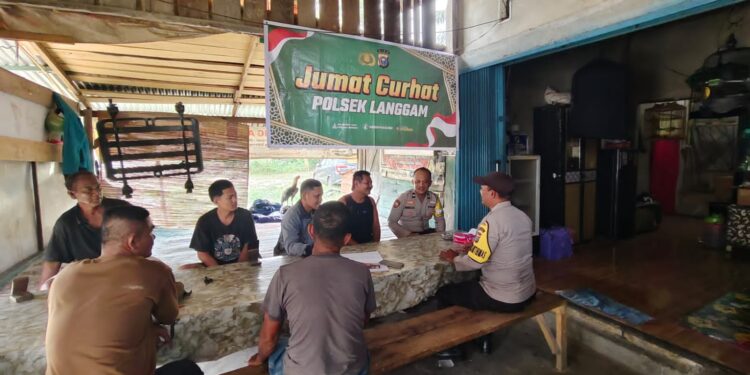 Polsek Langgam Sosialisasikan Aplikasi Lapor Polisi dalam Jumat Curhat di Segati