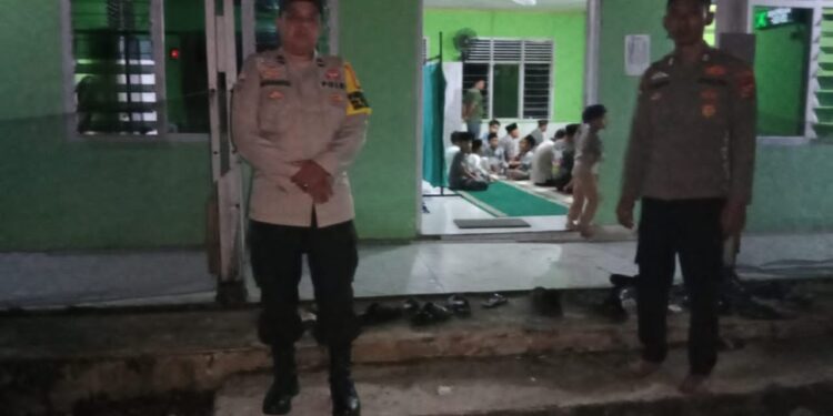 Polsek Bunut Amankan Salat Tarawih di Masjid Al-Muslimun