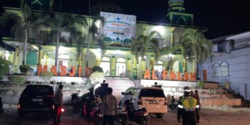 Empat Personel Polsek Pangkalan Kuras Amankan Shalat Tarawih di Sorek Satu