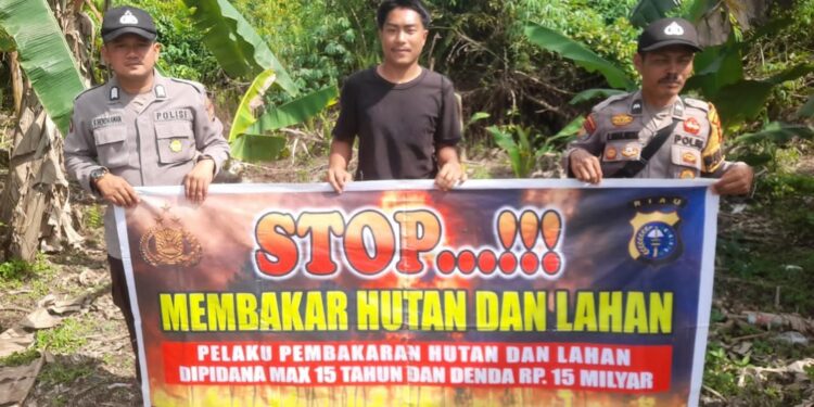 Polsek Teluk Meranti Sosialisasikan Maklumat Kapolda Riau dan Cegah Karhutla di Perkebunan Warga