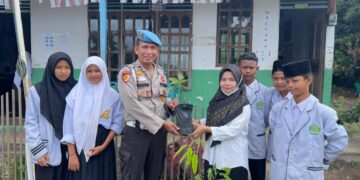 Polsek Teluk Meranti Tanam 1.000 Bibit Pohon di Madrasah Darussalam, Dukung Program Penghijauan Kapolda Riau